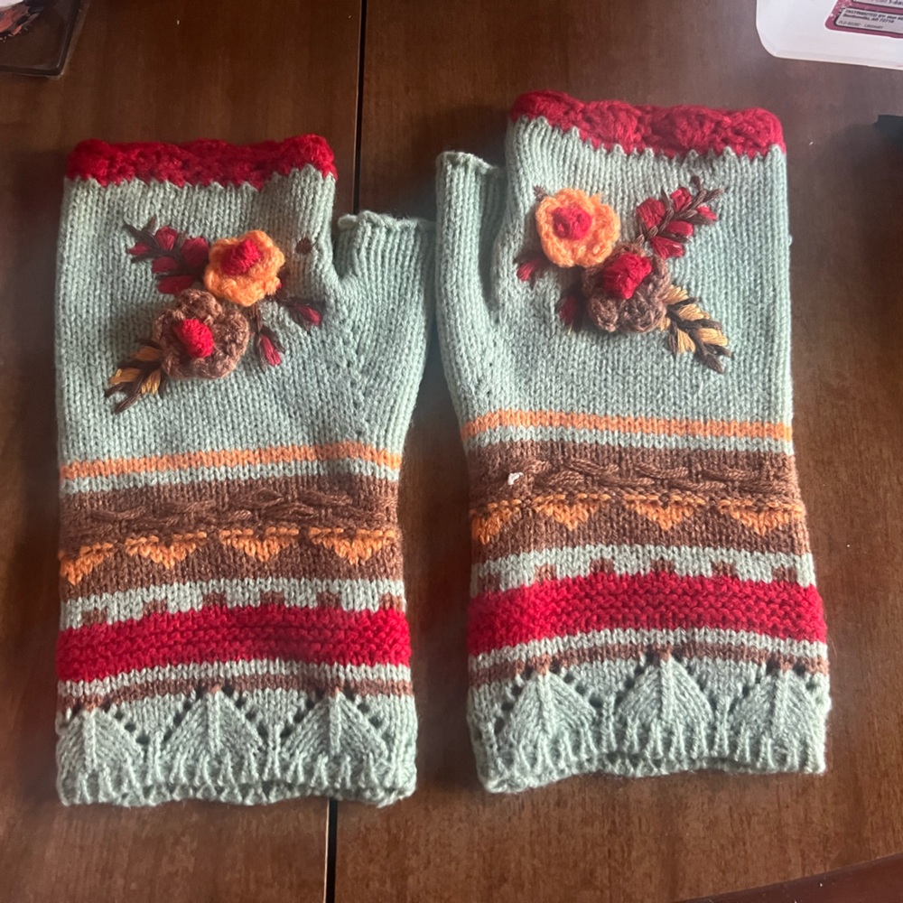 Knitted Fingerless Gloves With floral Embroidery NWOT
Boho